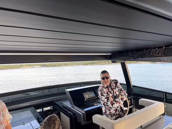 Mađioničar Vladimir izvodi close-up iluzije na ekskluzivnom eventu